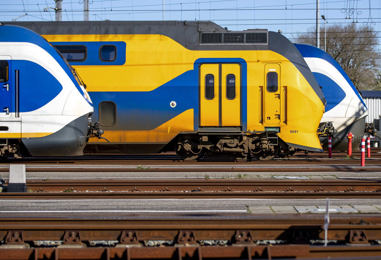 Twee sprinters en een Intercity op een rangeer terrein. In het Formule 1-weekeinde van 3, 4 en 5 september zet de NS meer treinen in tussen Zandvoort en Amsterdam Centraal wat ten koste gaat van de treininzet van en naar Deventer en Harderwijk.