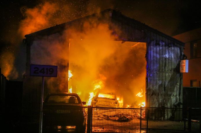 Grote brand bij autobedrijf in Helmond.
