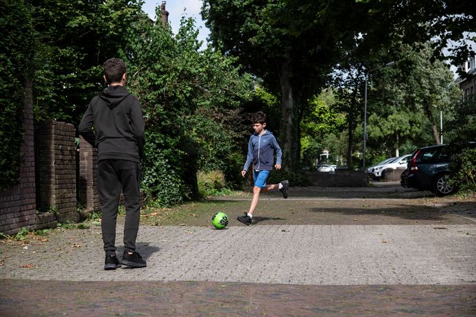 Loek (r) en Nadir voetballen in de Vermeerstraat in Nijmegen-Oost. De twee neefjes zijn bij oma op bezoek en voetballen noodgedwongen op straat omdat er in Oost nagenoeg geen veldjes zijn om te ballen.