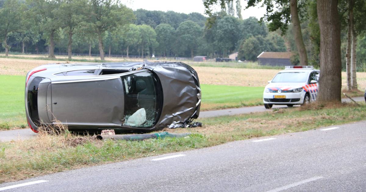 Auto op zijkant bij eenzijdig ongeval in Escharen