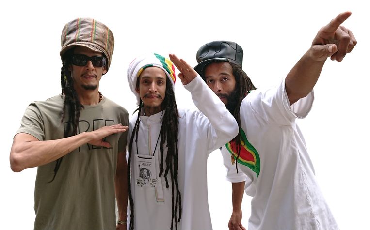Reggae- en protestzanger Ras Benjamin (midden) met zijn band Bahtawi op het muziekfestival ‘Stand up for your rights’. Beeld Edwin Koopman