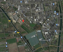 Het gebied waar het nieuwe bedrijventerrein Varenschut-Noord moet komen met bij de rode pijl het crossterrein van MAC De Helm.