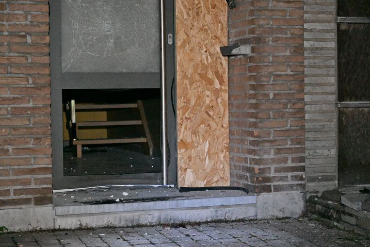 Explosie in de Deken de Winterstraat in het district Berchem. Beeld Marc De Roeck