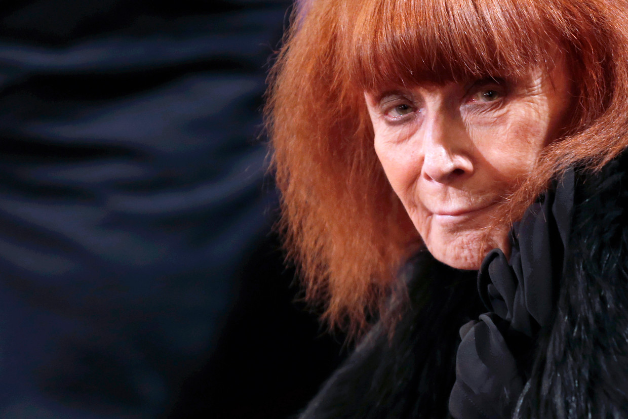 Sonia Rykiel in 2013. Zoals altijd gehuld in stijlvol zwart, met wit gepoederd gezicht en vuurrode haren. Beeld AFP