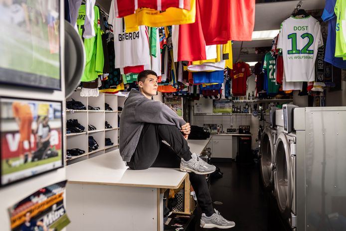 Sava Cestic kijkt zijn ogen uit in ‘het kantoor’ van Martin Dalhoeven. Oud-Heraclieden gaven de materiaalman shirts van hun nieuwe club. Zo hangt er onder meer een van keeper Janis Blaswich (RB Leipzig) en een van Bas Dost (van zijn tijd in Wolfsbürg).