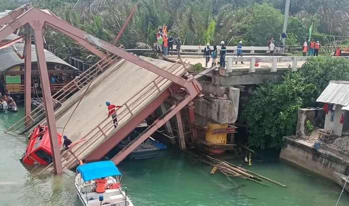 De brug was beschadigd geraakt na een zware aardbeving in 2013. Na de herstelling mochten er enkel nog personenwagens over rijden.