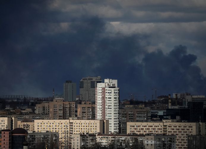 Rook stijgt op na beschietingen in de Oekraïense hoofdstad Kiev.