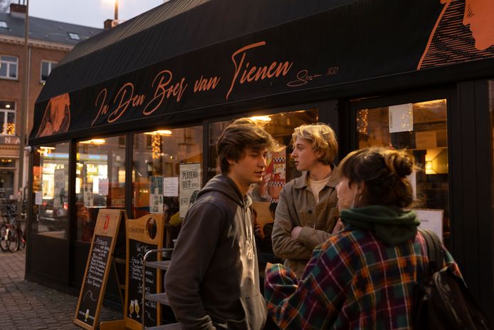 Het weekend begint op café. Maar voor deze coronageneratie is het schipperen tussen de maatregelen.