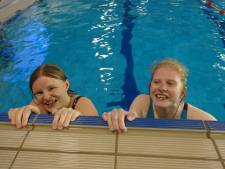 Sandrine en Jasmijn naar de Special Olympics Regionale Spelen: ‘Vijfhonderd meter zwemmen is niet zo ver’