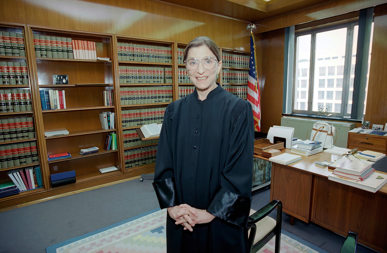 Ruth Bader Ginsburg in 1993 in haar kantoor van U.S. District Court in Washington, kort nadat bekend werd dat ze als tweede vrouw in de geschiedenis was benoemd tot lid van het Supreme Court, het hoogste rechtscollege in de VS.   Beeld AP
