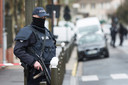 Een agent houdt de wacht bij het appartementencomplex in Argenteuil, waar diverse vuurwapens en explosieven werden gevonden