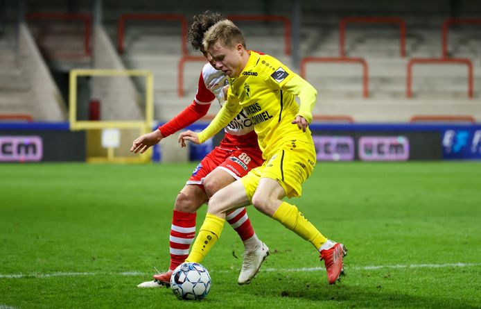 Een beeld uit Moeskroen-Lierse van vorig weekend, met Guillaume De Schryver aan de bal. Vrijdag gaat Lierse op bezoek bij Lommel.
