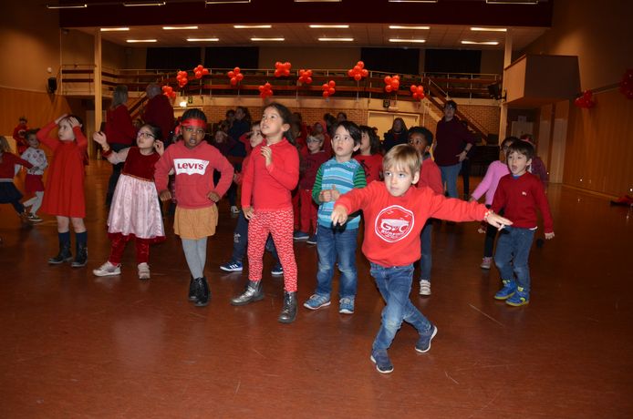 De leerlingen van het Sint-Pietersinstituut dansen voor Rode Neuzen Dag.
