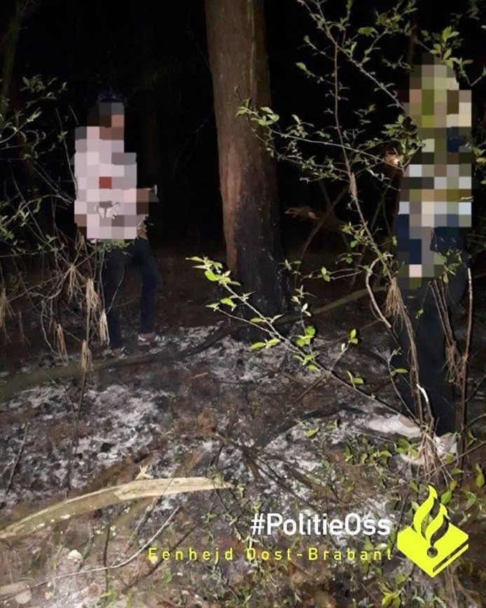 Een van de brandhaarden in de bossen bij Oss-Zuid die door de politie werden ontdekt.