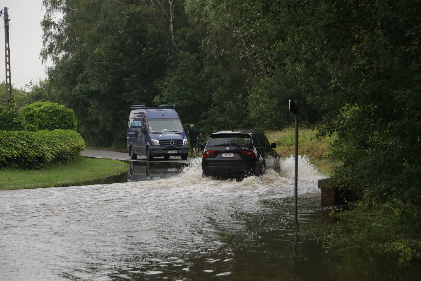 De straten in de omgeving van de Loeverbeek stonden ook maandag nog altijd blank.