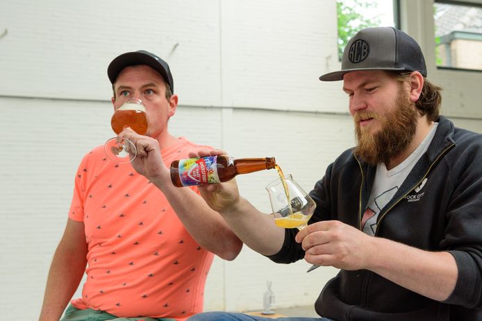 De brouwers van Rock City Beers laten zich inspireren door de nieuwe bieren die in Amerika worden gebrouwen. Koen Overeem (r): ,,Daar lopen ze, zoals met veel dingen, voor op ons.”