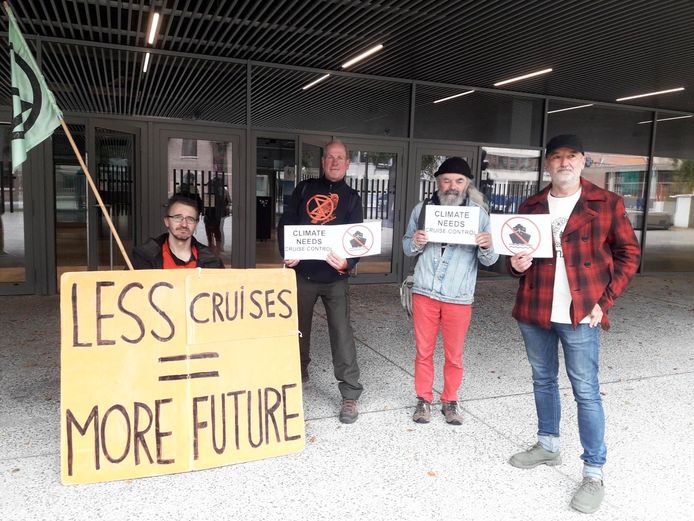 Extinction Rebellion voert actie bij start cruisesalon in Brugge