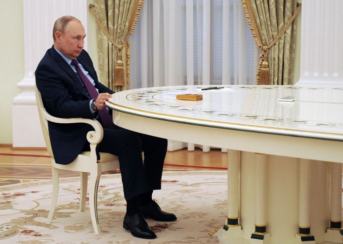 De Russische president Vladimir Poetin was gisteren weer gewoon aan het werk in het Kremlin. Hij ontving er zijn Azerbeidzjaanse ambtgenoot Ilham Alijev.