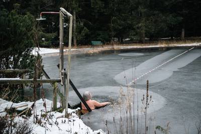 Even kopje onder in water van 3 graden: open dag bij de naturistenclub in Middelbeers
