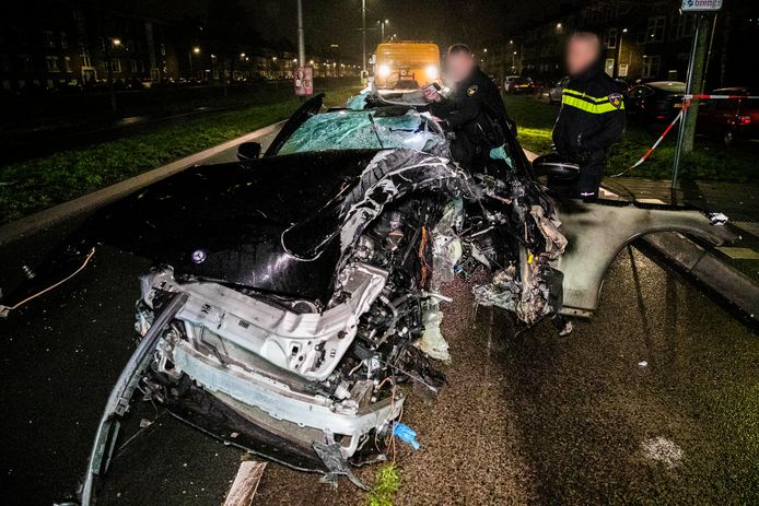 De politie onderzoekt het voertuig na de crash.
