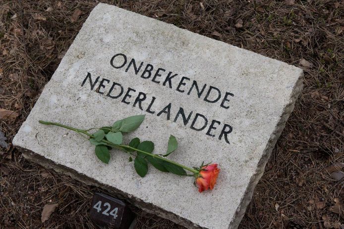 Dinsdag wordt begonnen met het opgraven van de stoffelijke resten van 103 onbekende Nederlanders op het Nationaal Ereveld Loenen. Het is een laatste poging tot identificatie.