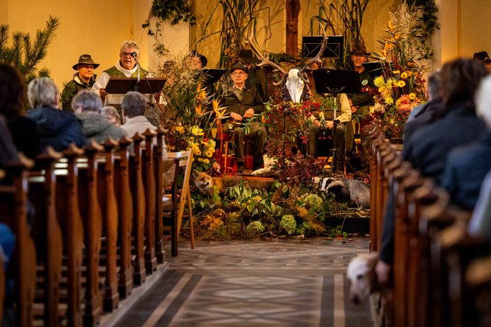 Hubertusviering met jachthoornblazers en jachthonden in de (voormalige) Rooms-Katholieke Kerk in Rekken.