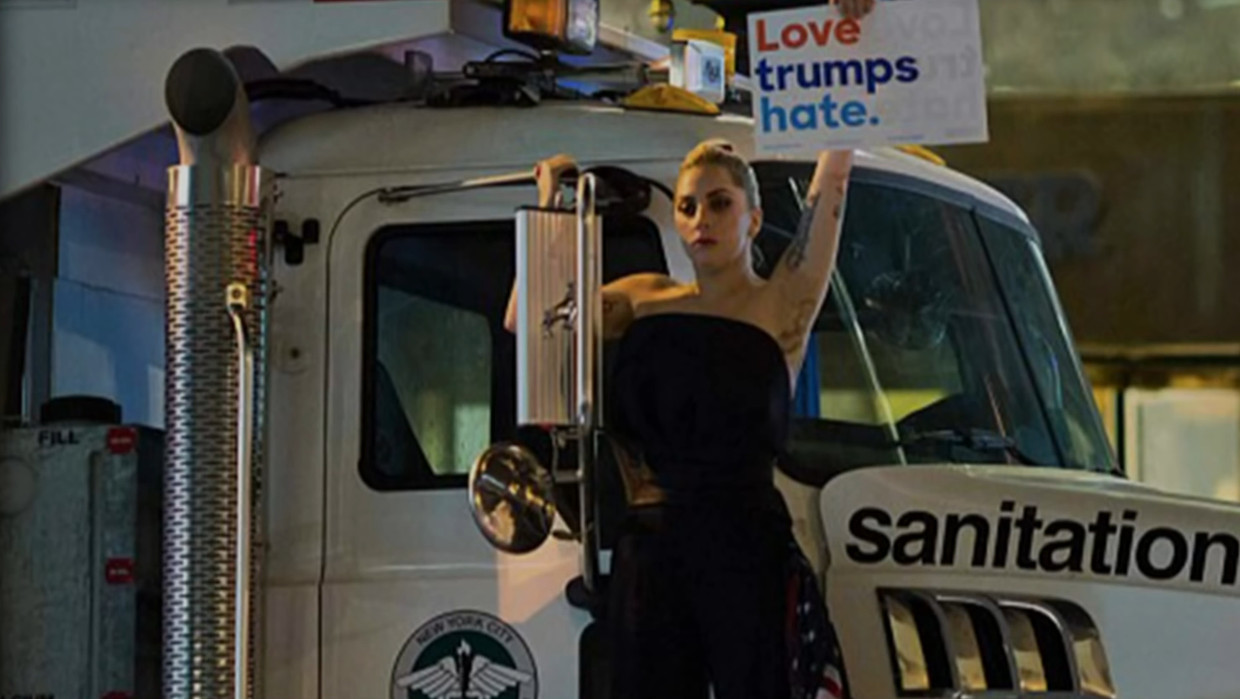 Lady Gaga op een vuilniswagen voor de Trump Tower. Beeld Youtube