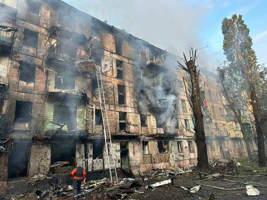 Het vernielde appartementsgebouw in Kryvy Rih.