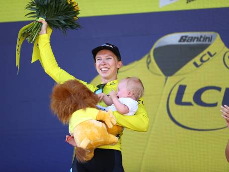 Wiebes sprint op Champs-Elysées naar historische zege en pakt eerste gele trui: ‘Dit is geweldig’