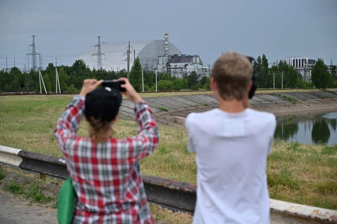 Archiefbeeld: mensen nemen foto's van de site in Tsjernobyl.