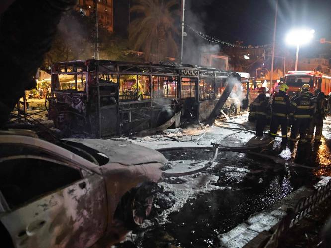 Hamas: “130 raketten afgevuurd”, drie doden in Tel Aviv nadat Israël flatgebouw in Gaza bombardeert