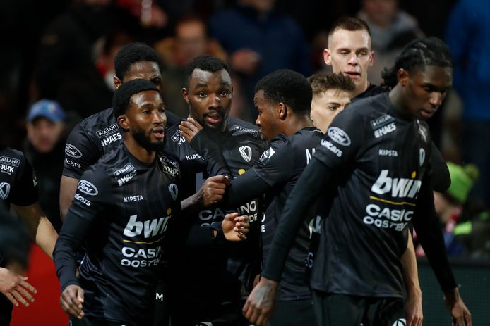 KV Oostende had vijf minuten uitzicht op een eerste zege sinds 6 november, maar moet tevreden zijn met een punt.