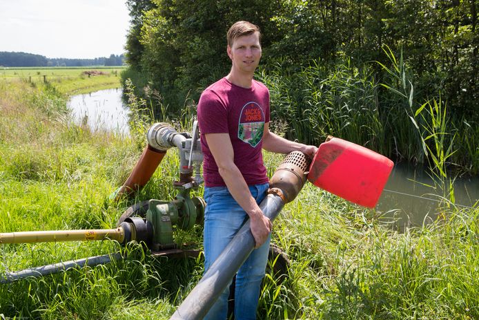 Gerjan Roetert bij de sloot waar hij water uit pompt en de 'gewraakte' drijvers, waarmee hij volgens Ouwehand de milieuwet zou overtreden.