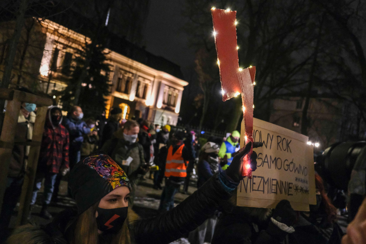 Een demonstrant toont een bliksemschicht, het teken van de vrouwenbeweging in Polen, uit protest tegen de aangekondigde strenge abortuswetgeving in het land.