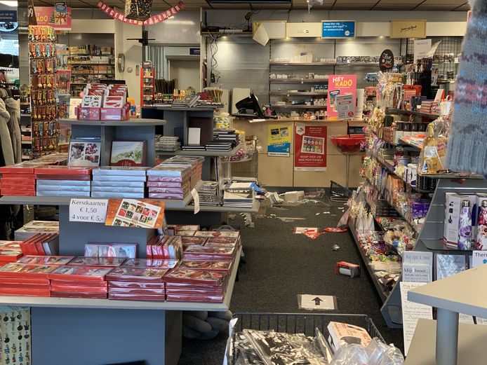 In de nacht van donderdag op vrijdag hebben inbrekers flink toegeslagen bij de Cigo in het centrum van Vriezenveen. De ravage is enorm.