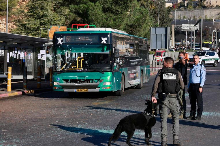 Israëlische veiligheidsdiensten verzamelen zich nabij de plek van de explosie. Beeld AFP