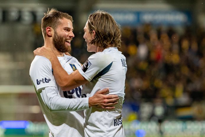 Bart Nieuwkoop viert een treffer tegen Oostende met ploeggenoot Casper Nielsen (rechts).