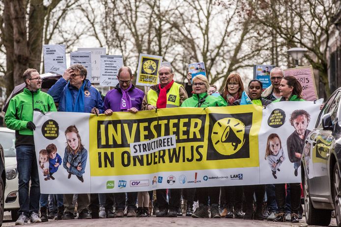 Vertegenwoordigers van onderwijs- en vakbonden voeren de stoet protesterende leraren in Zutphen aan.