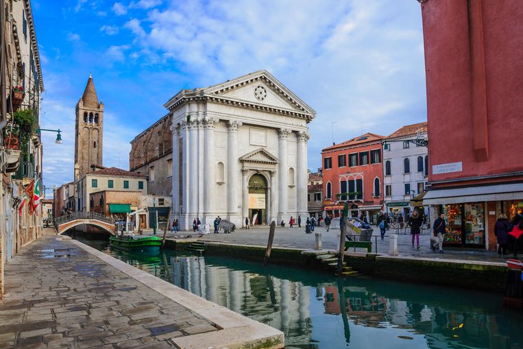 Het San Barnaba-plein voelt zo vertrouwd dat ik mezelf wijsmaak dat ik er in een vorig leven gewoond heb. Beeld Alamy Stock Photo