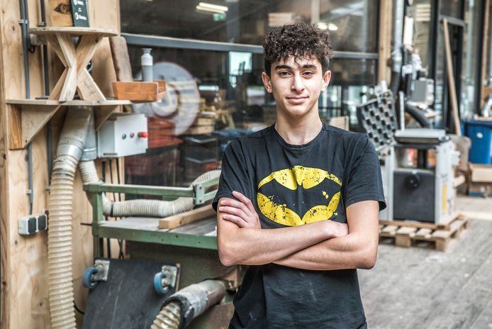 Mustafa is timmerman bij Stichting Stunt en bloeit daar helemaal op.