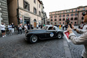 Een Alfa Romeo 6c 2500 SS Coupe Touring uit 1949 op een plein in Viterbo.