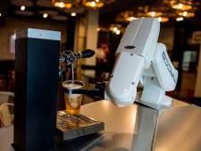 Dans ce bar, c’est un robot qui sert les bières