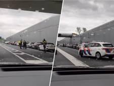 Trouwstoet met 13 auto's langs de kant gezet op A4: inzittenden ‘stapten uit op snelweg’