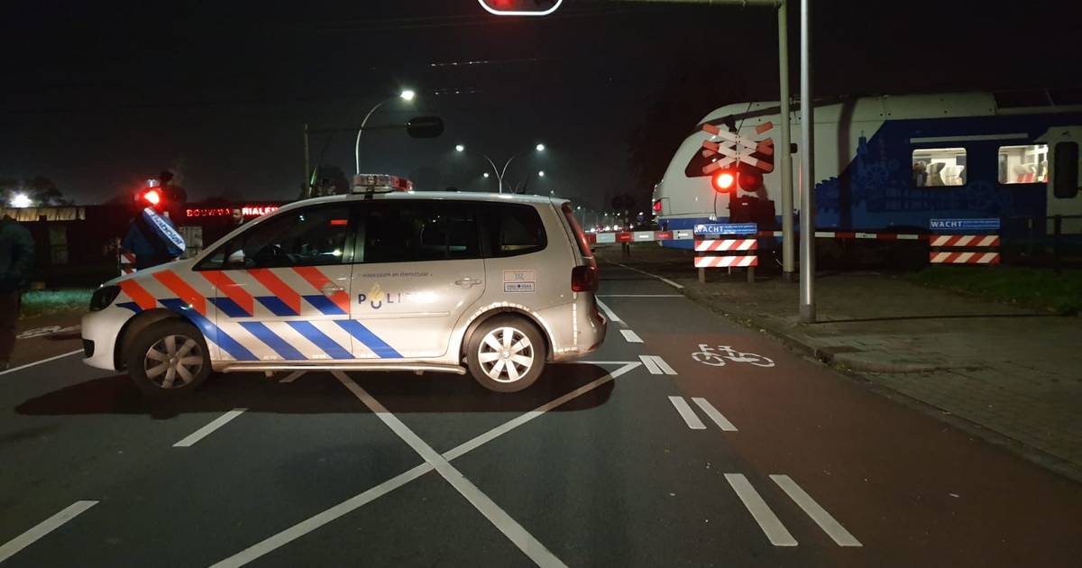 Automobilist komt goed weg na aanrijding met trein in Hengelo.