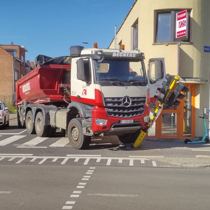 MECHELEN - De vrachtwagen botste tegen een verkeerslicht.