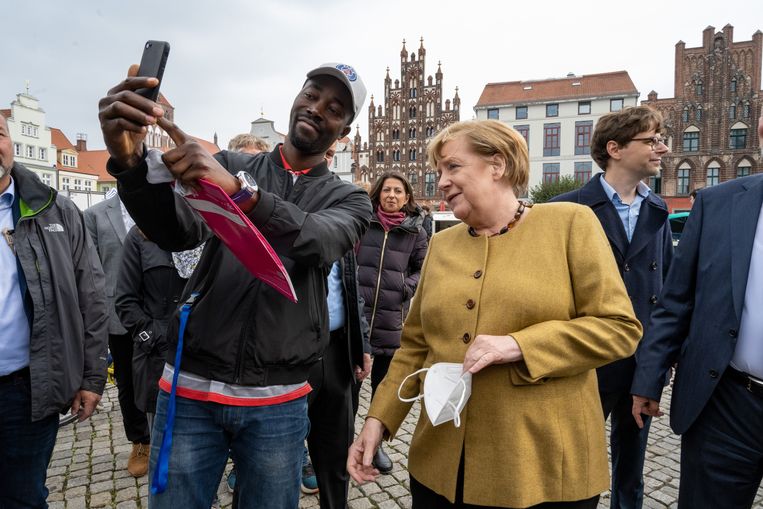Angela Merkel in Greifswald, haar voormalige kiesdistrict. Haar opvolger slaagt er ook hier niet in de kiezer te overtuigen.  Beeld Stefan Sauer/dpa