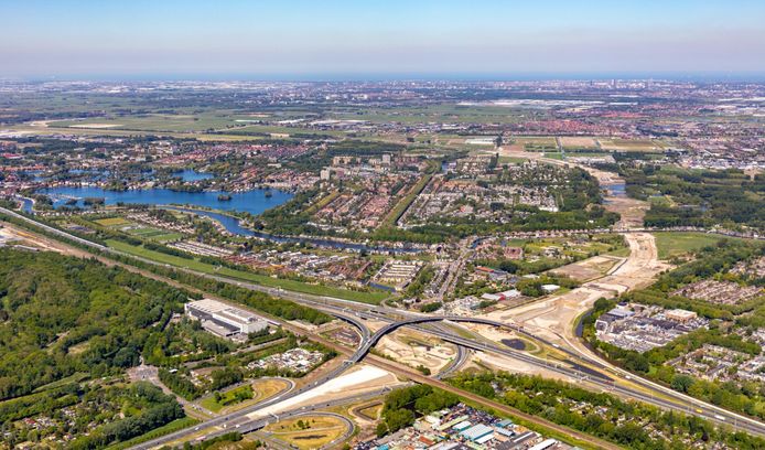 De nieuwe rijksweg A16 Rotterdam in aanleg trekt een streep door de Noordrand, langs Ommoord (rechts) en Hillegersberg en Schiebroek (boven).