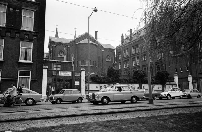 19 april 1971: de achterzijde en tuin van de Eendrachtskapel met op de voorgrond de Eendrachtsweg.