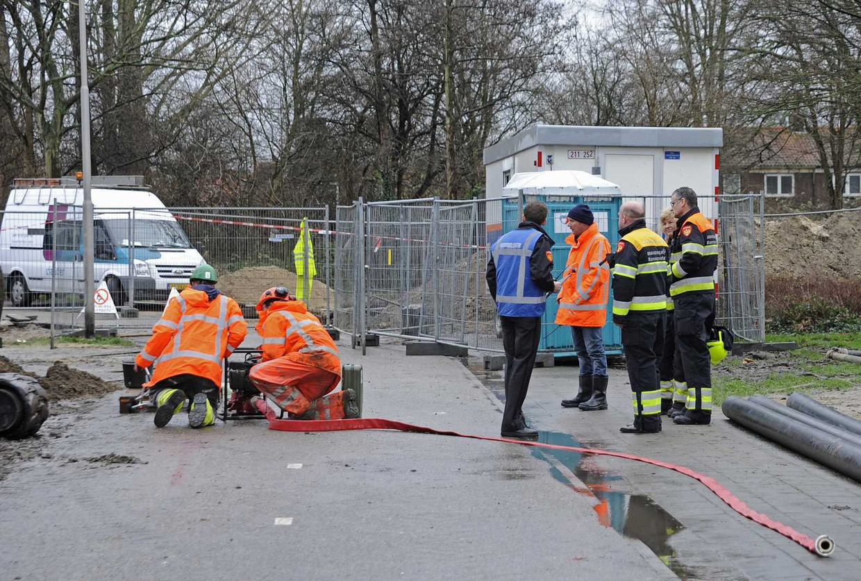Tijdens een boring in Velsen-Noord werden een waterleiding en een gasleiding geraakt. Beeld anp