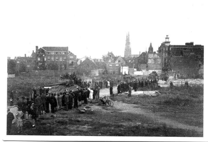 De Britse troepen trekken in september 1944 over de Demer. Rechts is de toren van het voormalige V&D-gebouw nog te zien. Goed te zien is hoezeer alles verwoest is. De straat was gebombardeerd door de Engelsen bij het Sinterklaasbombardement in 1942. De binnenstad is in september 1944 ook nog geraakt door Duitse bommen. FOTO EINDHOVEN IN BEELD